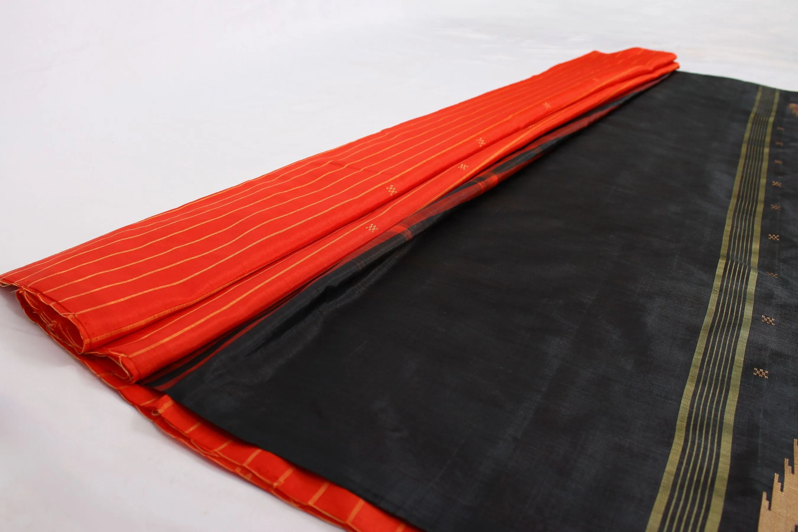 Hand-Woven Banana Pith Saree: Fusion of Sustainability & Elegance
